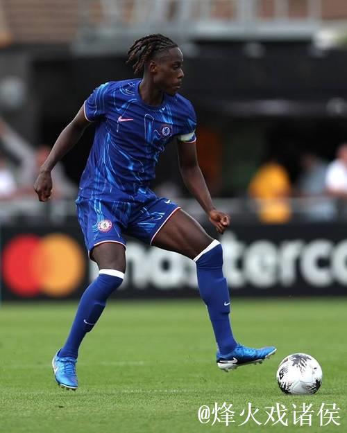 世俱杯梦想！查洛巴晒球场内躺卧照：盼望喜乐，坚韧前行