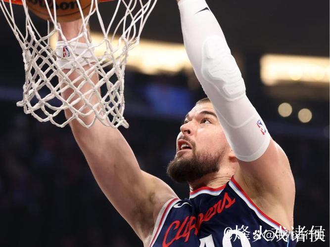 基扬特-乔治华丽突破拉杆得分,爵士打出14-2高潮反超独行侠 基扬特-乔治华丽突破拉杆得分,爵士打出14-2高潮反超独行侠